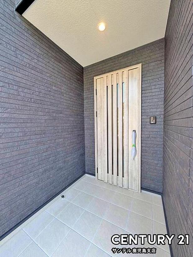 セキュリティ面でも安心なダブルロックドアの玄関です♪屋根があるので、ちょっとした雨の日でも焦ることなく鍵や傘の開け閉めができます♪