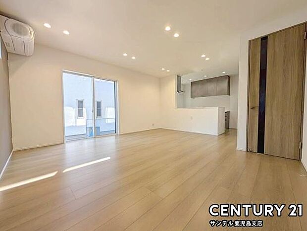 18帖のLDKです♪カウンターキッチンからリビングにいるご家族やお子様の様子が見えるので、コミュニケーションがとりながら、ご家族の大切な時間を共有できるリビングスペースです♪