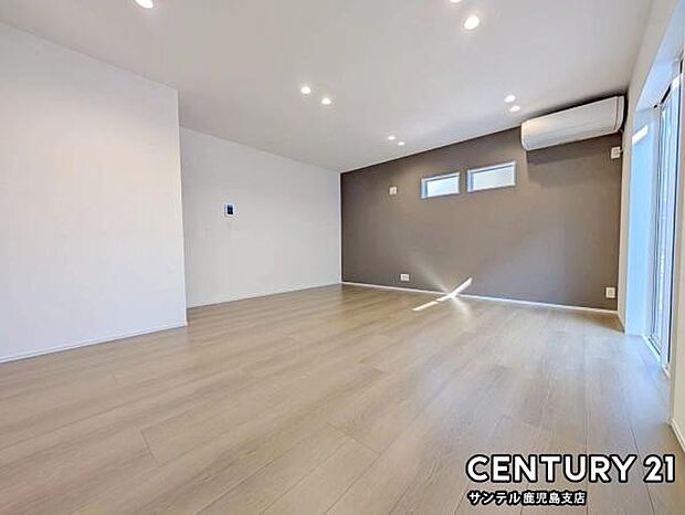 18帖のリビングです♪明るく、落ち着きのあるリビング♪ダイニングスペースも含めてゆとりのあるスペースで、ご家族でお食事や団らんしたり、ゆったりとしたご家族の時間を過ごせます♪