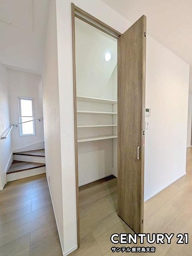 キッチン近くにパントリーや物入れを備えております。食品や飲料、調理家電をまとめて収納できます♪まとめ買いにも対応でき、作業スペースを広く保てる家事ラク設計です。