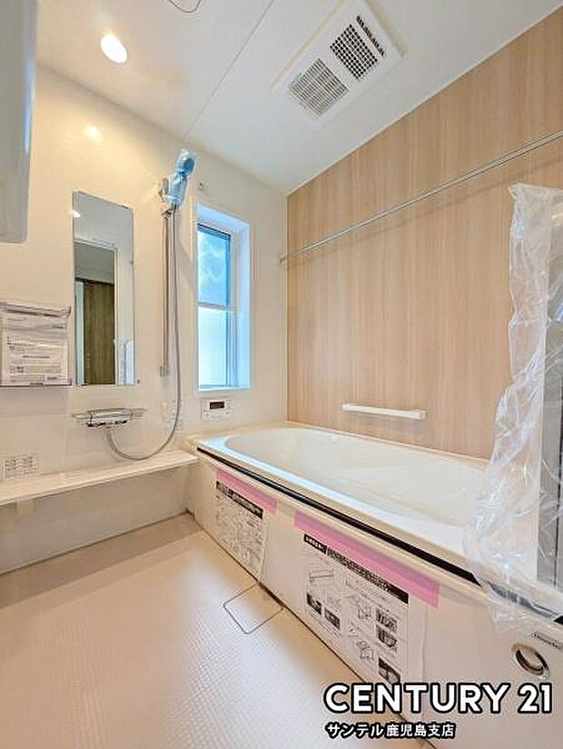 1日の疲れもゆっくり取ることのできる広々とした1坪タイプのシステムバス♪浴室乾燥、涼風、暖房、換気システムが付いておりますので、快適なバスタイムを過ごせます♪※最終仕上げ前の写真です。