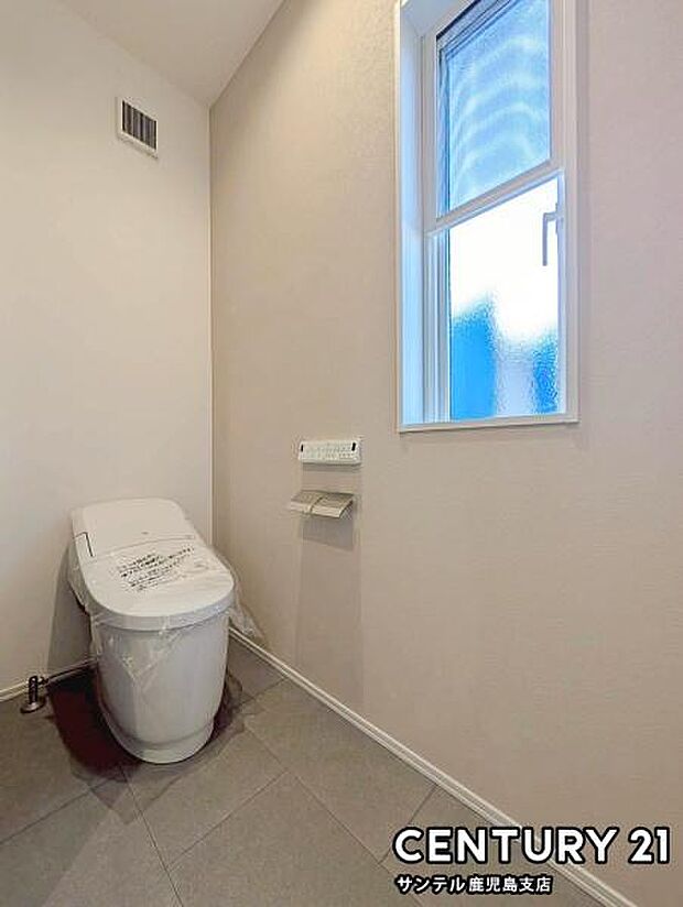 ウォシュレットが付いた落ち着いた空間のお手洗いになります♪小窓もついておりますので、明るく換気もできます♪