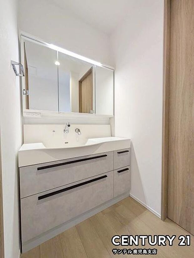 使いやすい独立洗面台を設置。脱衣スペースと分かれており、来客時も安心です。