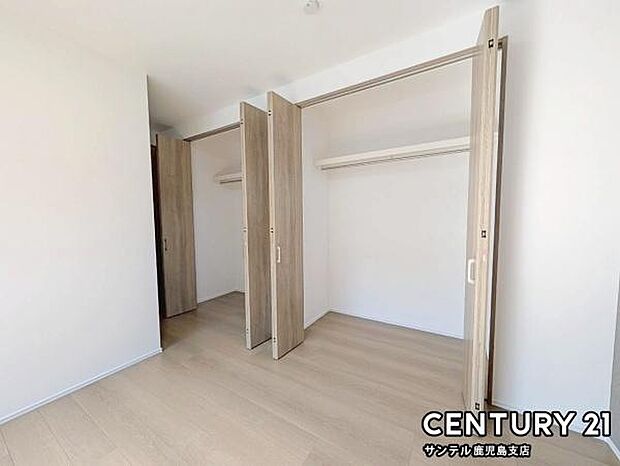 7.5帖洋室のクローゼットです♪丈の長いコートやお子様の制服、スーツなど収納でき、お洋服選びが楽しくなりますね♪お洋服が多くても安心の収納力です!