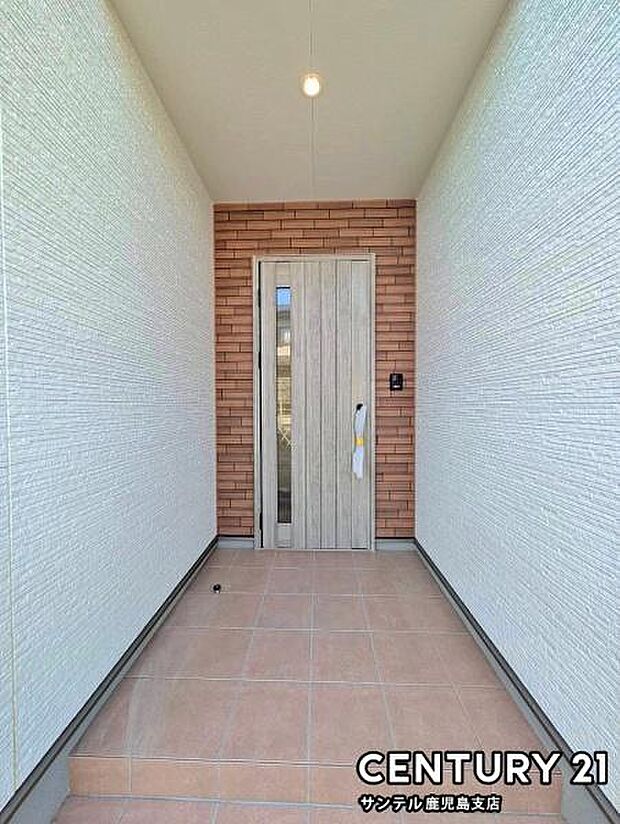 セキュリティ面でも安心なダブルロックドアの玄関です♪屋根があるので、ちょっとした雨の日でも焦ることなく鍵や傘の開け閉めができます♪