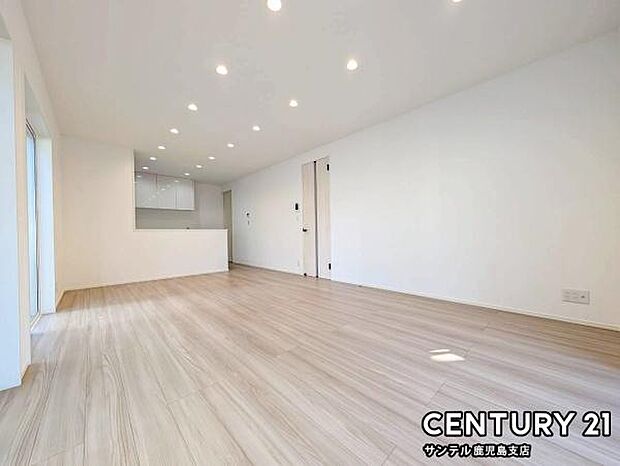 18帖のLDKです♪カウンターキッチンからリビングにいるご家族やお子様の様子が見えるので、コミュニケーションがとりながら、ご家族の大切な時間を共有できるリビングスペースです♪