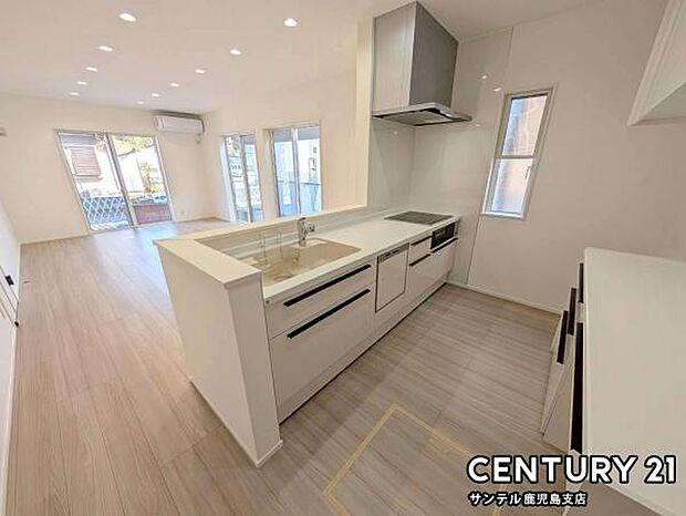 シンプルで使いやすい設計のキッチン♪カウンターキッチンなので、リビングいるご家族と会話を楽しみながらお料理ができます♪標準で食洗器が付いています♪