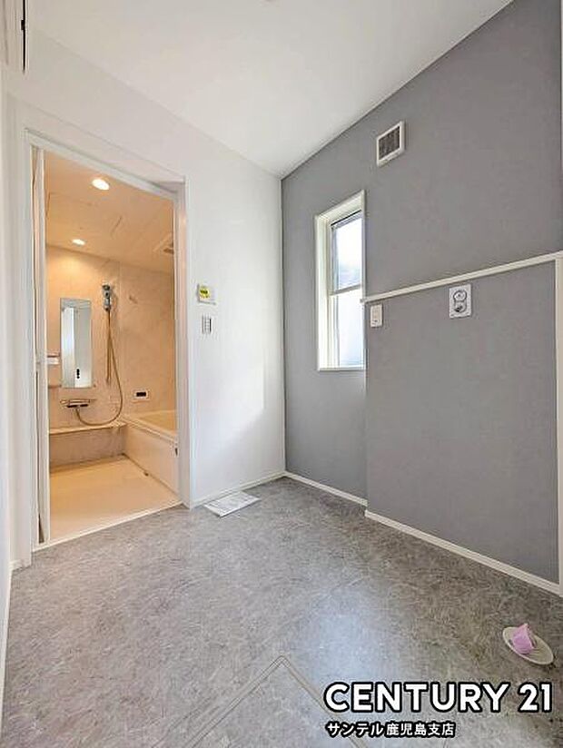 ゆとりある脱衣スペースで家族の入浴時間も快適。収納を設ければタオルや洗濯動線もスッキリ整います。