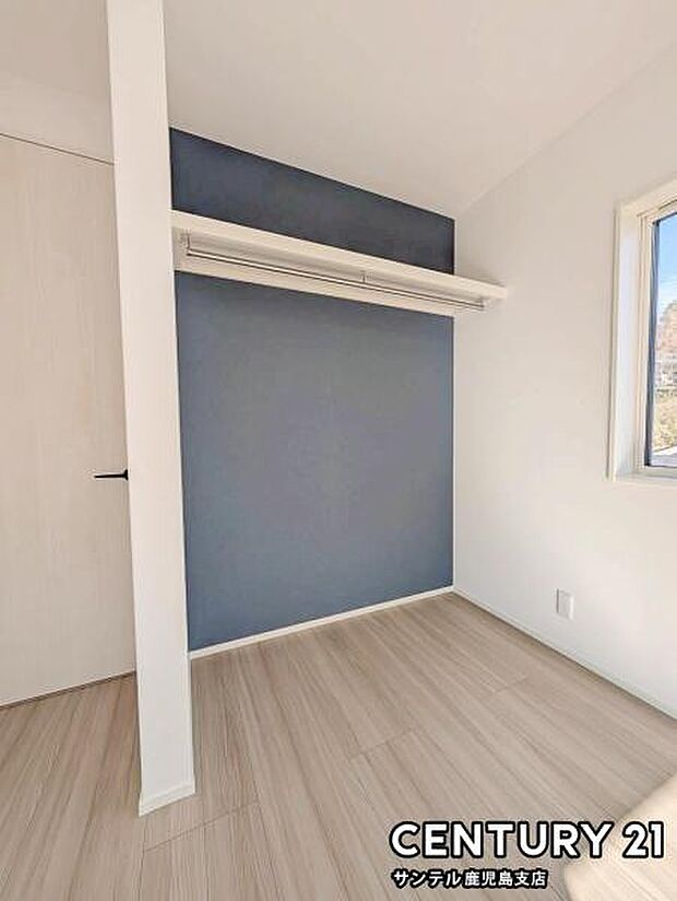 6帖洋室のオープンクローゼットです♪丈の長いコートやお子様の制服、スーツなど収納でき、お洋服選びが楽しくなりますね♪