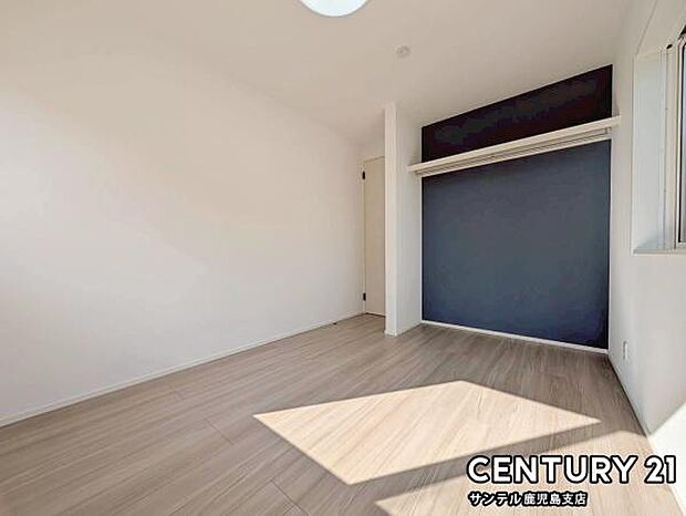 6帖の洋室です♪しっかり日が差し込みますので気持ちの良い目覚めができる素敵な洋室になります♪子供部屋にも十分使える仕様の洋室になっております♪