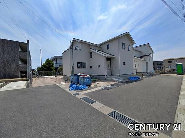 前面道路から撮影した現地写真です♪