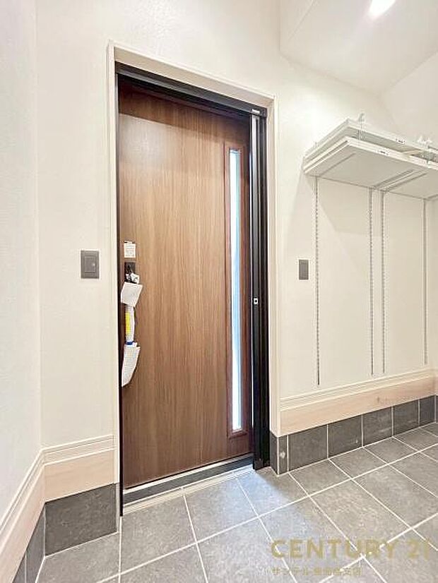 ご新居への出入り口になる明るい玄関には、たくさんの靴を収納できるシューズクロークが付いております♪いつも清潔感のあるすっきりとした玄関スペースを確保できますよ♪