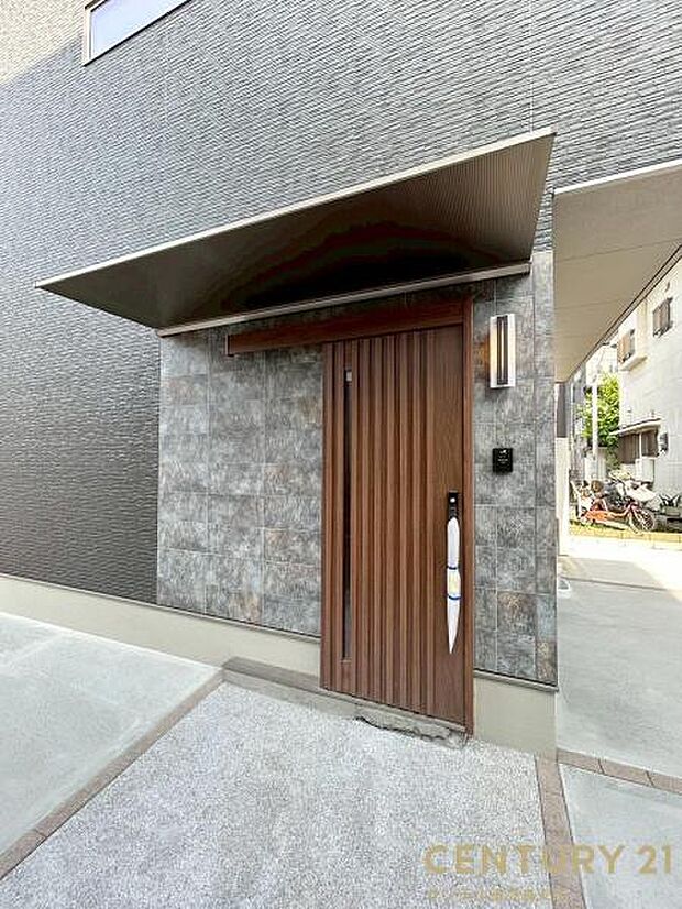 セキュリティ面でも安心なダブルロックドア玄関です♪屋根があるので、ちょっとした雨の日でも焦ることなく鍵や傘の開け閉めができます♪