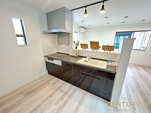 シンクや作業スペースも広く、使いやすい設計のキッチン♪食器洗乾燥機や浄水器一体型水栓を標準装備♪カウンターキッチンなので、リビングいるご家族と会話を楽しみながらお料理ができます♪