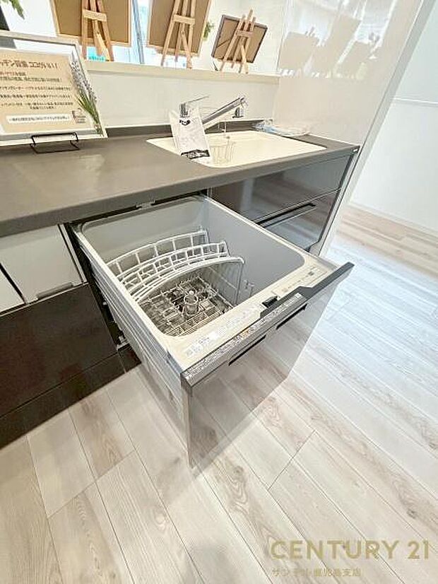 手荒れを防いで、家事の時間も削減できる食洗機付き♪高水温で洗浄をするので、衛生面的にも安心で♪片付けの時短にもなるので大活躍間違いなしです♪