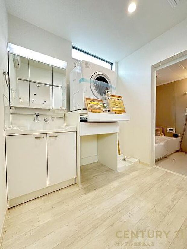 窓の付いた清潔感のある洗面脱衣所♪洗面台は、三面鏡の裏も収納スペースが付いており、シャワーヘッド付き!