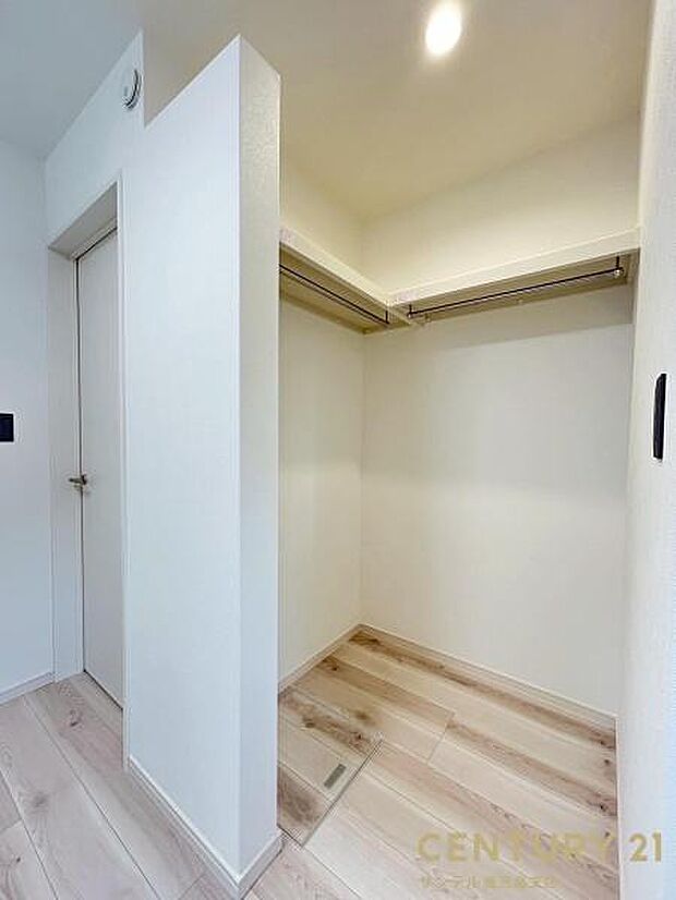 4.4帖洋室のウォークインクローゼットです♪丈の長いコートやスーツ、衣装ケースなどもクローゼットにそのまま収納でき、お洋服選びが楽しくなりますね♪