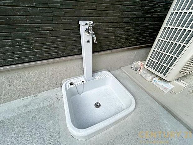 洗車やお掃除に利用できる屋外立水栓です♪特にお車は、降灰した後にすぐに洗い流せます!