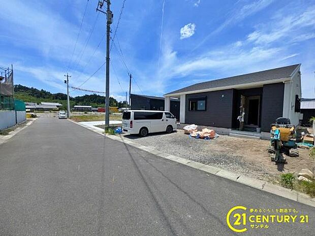 前面道路を含めた現地写真です♪