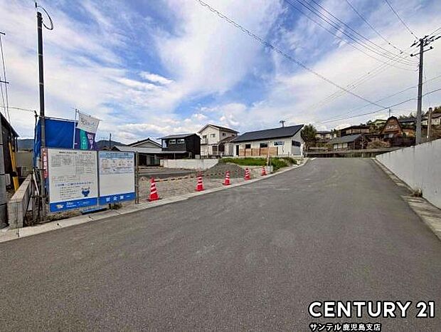 前面道路を含めた現地写真です♪