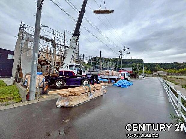 前面道路を含めた現地写真です♪