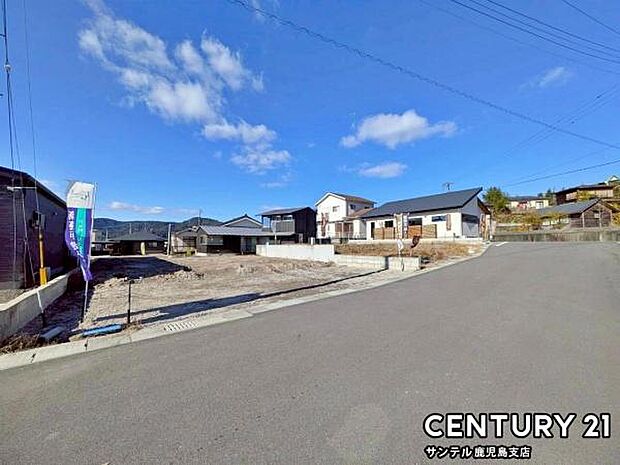 前面道路を含めた現地写真です♪