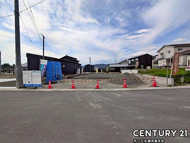 前面道路を含めた現地写真です♪