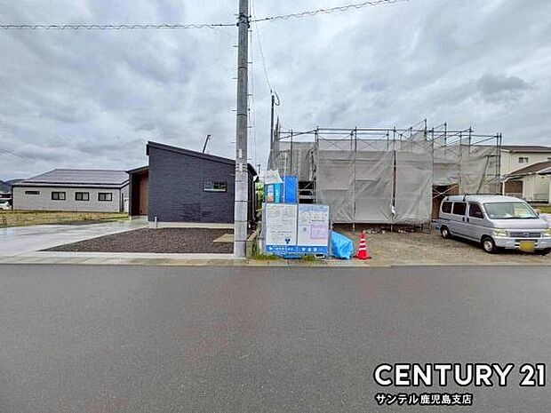 前面道路を含めた現地写真です♪