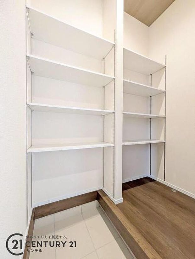 シューズクロークが付いているので靴もしっかり収納でき、ゴルフバッグなどの趣味の道具も置き場所として確保できます♪