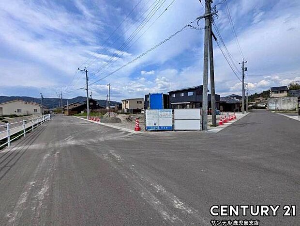 前面道路を含めた現地写真です♪