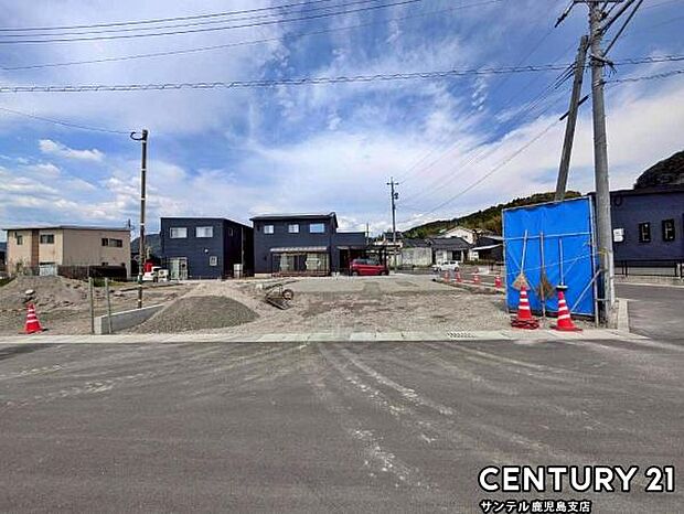 前面道路を含めた現地写真です♪