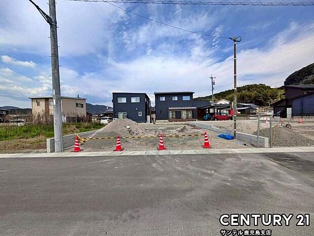 前面道路を含めた現地写真です♪