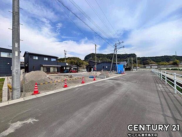 前面道路を含めた現地写真です♪