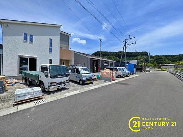 前面道路から撮影した現地写真です♪