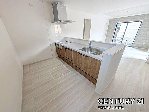 シンプルで使いやすい設計のキッチン♪カウンターキッチンなので、リビングいるご家族と会話を楽しみながらお料理ができます♪標準で食洗器が付いています♪