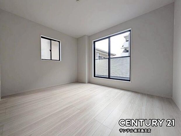 2階9.1帖の洋室です♪バルコニーとつながる洋室となっており、しっかり日が差し込みますので気持ちの良い目覚めができる素敵なお部屋です♪