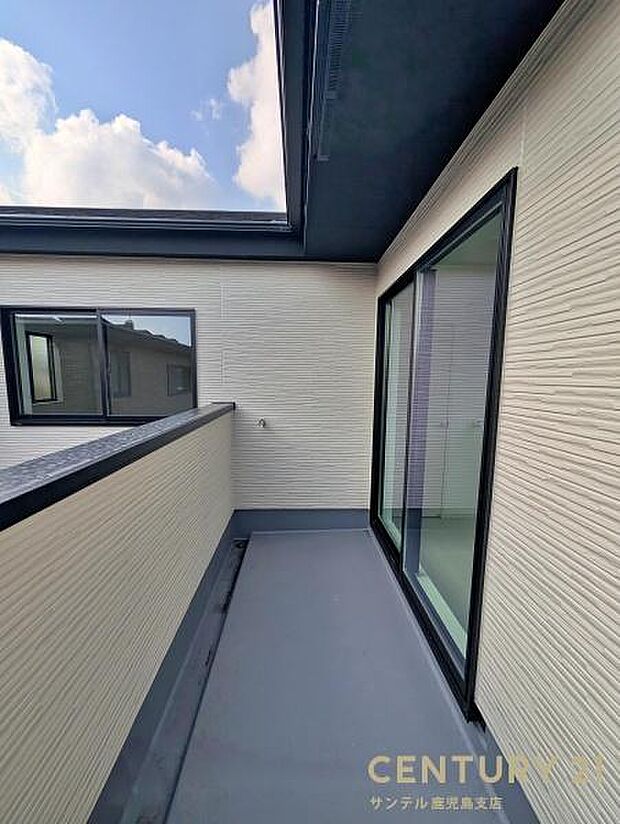 (同仕様モデル)ぽかぽかした天気の良い日はバルコニーで洗濯物を外で干すことが出来ます♪