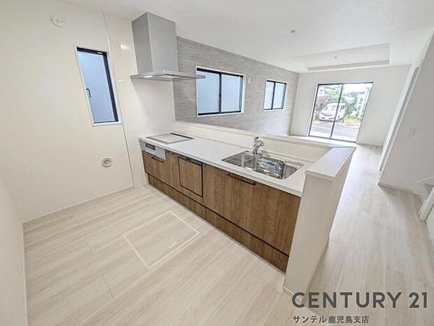 (同仕様モデル写真)シンプルで使いやすい設計のキッチン♪そしてカウンターキッチンなので、リビングいるご家族と会話を楽しみながらお料理ができます♪標準で食洗器が付いています♪