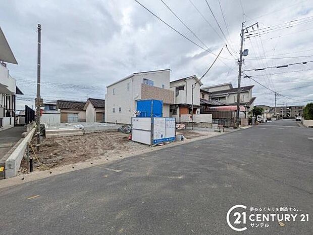前面道路から撮影した現地写真です♪