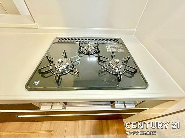 (同仕様モデル写真)キッチン!3口全てに温度センサーが付き、高温炒め機能付きで片面焼きグリルも搭載!。消し忘れ消火機能付き、安全で機能的なガスコンロ♪