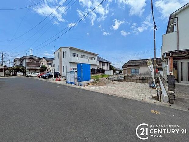 前面道路から撮影した現地写真です♪
