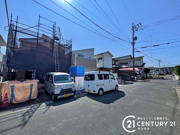前面道路から撮影した現地写真です♪