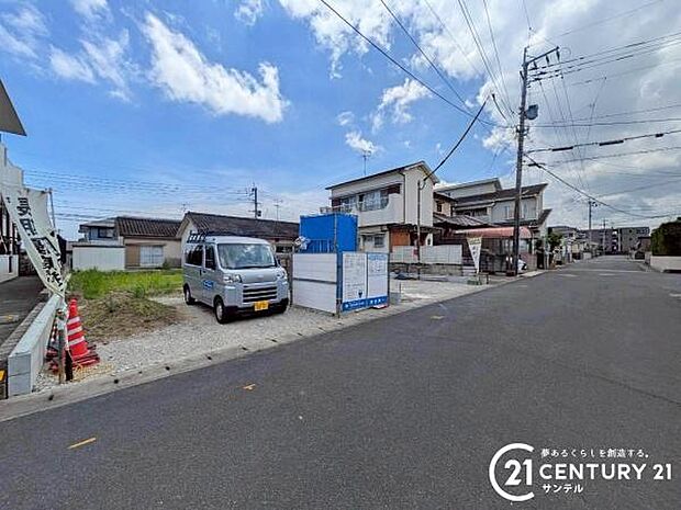 前面道路から撮影した現地写真です♪