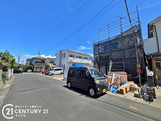 前面道路から撮影した現地写真です♪