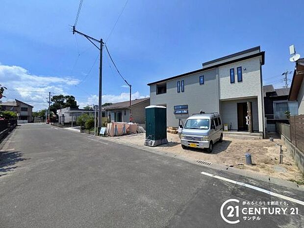 前面道路から撮影した現地写真です♪