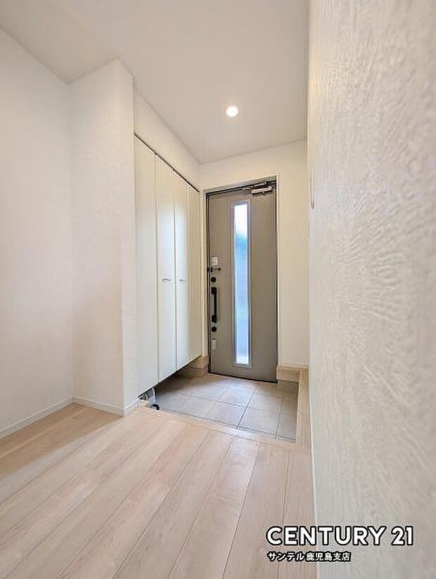 ご新居への出入り口になる明るい玄関には、たくさんの靴を収納できるシューズボックスが付いております♪いつも清潔感のあるすっきりとした玄関スペースを確保できますよ♪