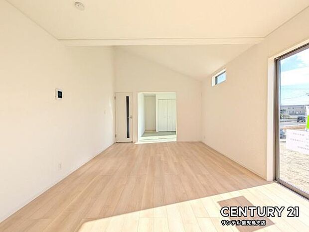 17帖のリビングです♪明るく、落ち着きのあるリビング♪ダイニングスペースも含めてゆとりのあるスペースで、ご家族でお食事や団らんしたり、ゆったりとしたご家族の時間を過ごせます♪