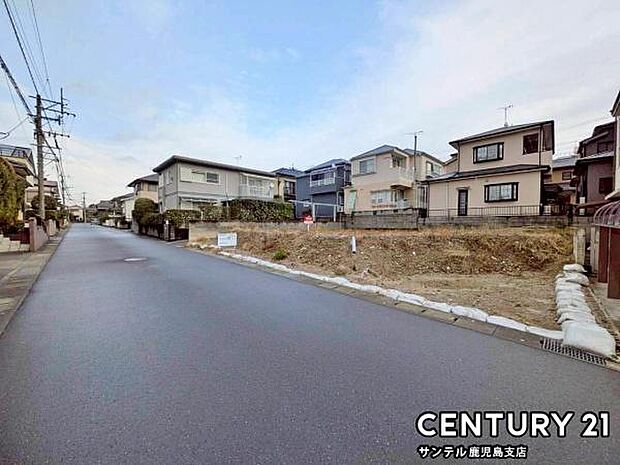 前面道路から撮影した現地写真です♪