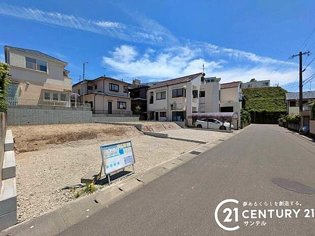 前面道路から撮影した現地写真です♪