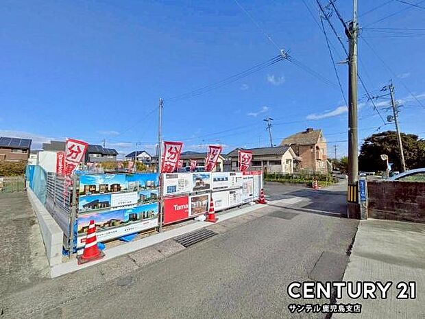 前面道路から撮影した現地写真です♪